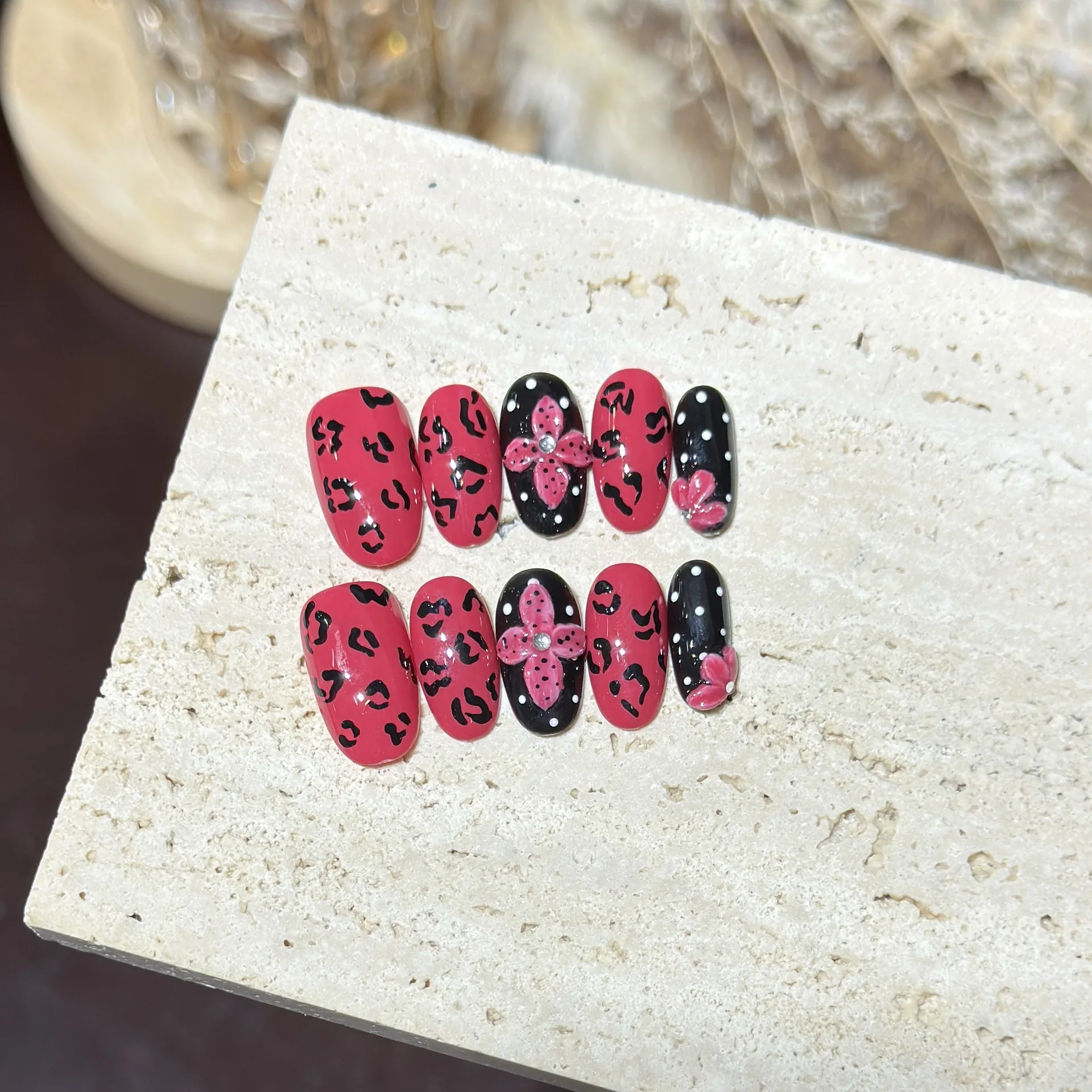 10pcsHandmade Short Oval Press On Nails Pink Leopard Print Carving Flower Design Sweet Cool Fake Nails Wearable Nails Spice Girl