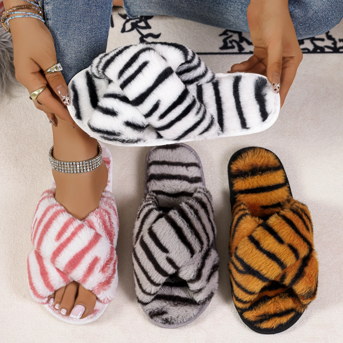 Women Winter Fashion Flats Round Toe Plush Slippers Breathable Warm Indoor Home Slippers Open Toe Soft Sole Furry House Shoes
