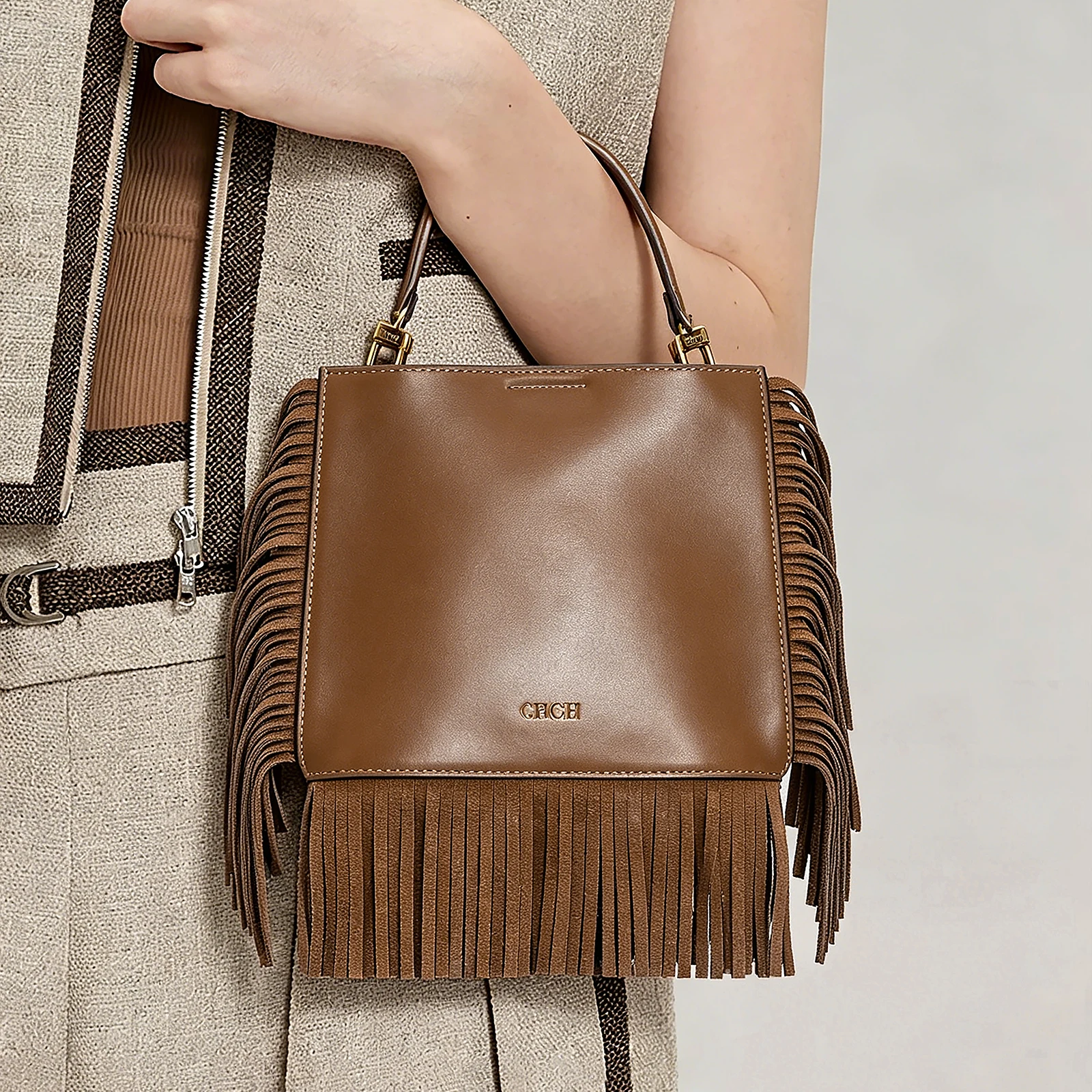 CHCH Women's Handbag 2026 Summer New Retro Tassel Bag Chocolate Phone Bag 19*0.45*18CM