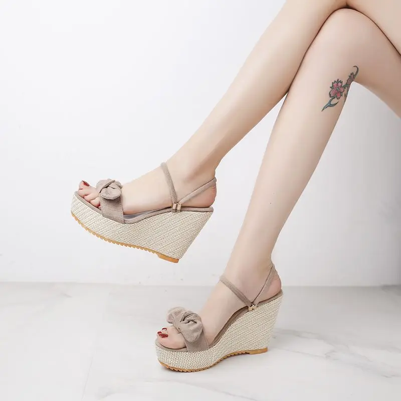 2026 New Women's Platform Slippers Fashionable Versatile Outdoor Sandals Anti-Slip and Ultra Light for Daily Wear