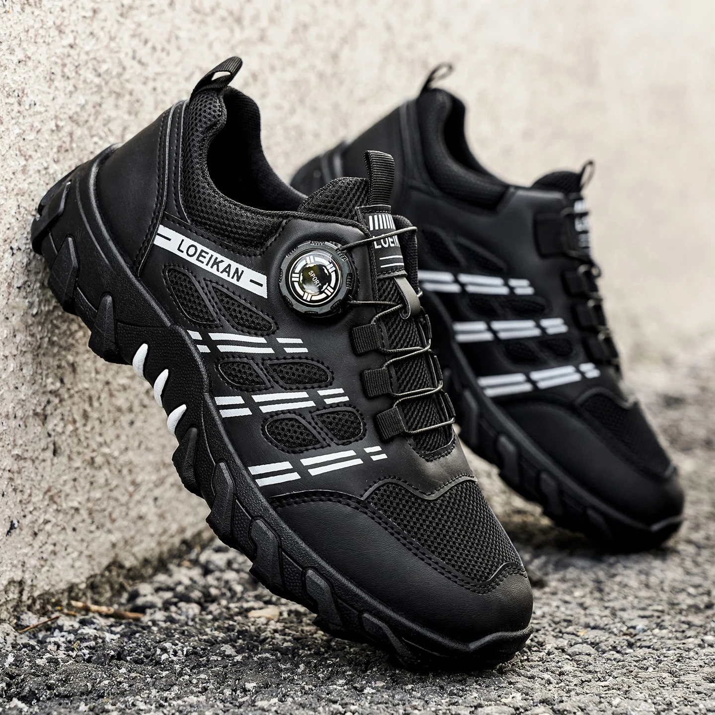 Men's all-season outdoor casual hiking shoes, comfortable and breathable, featuring a twist buckle design.