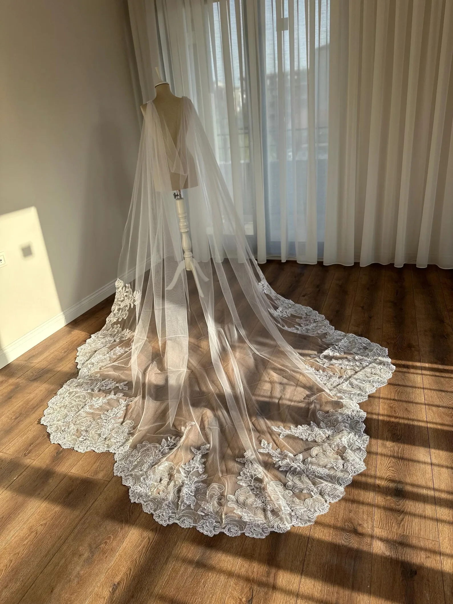 Customized Cathedral Wedding Capes Bling Sequined Lace Appliques Bridal Boleros Shoulder Covered Bride Cloak Women Accessory