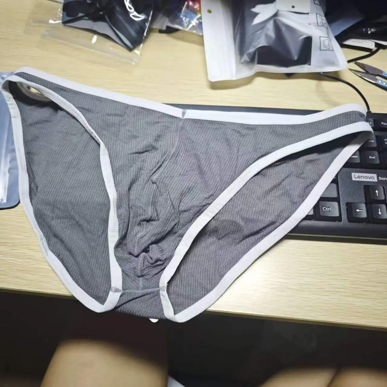 Boys' small V-belt single-layer thin briefs, a pair of low-rise slim-fitting underwear GT317