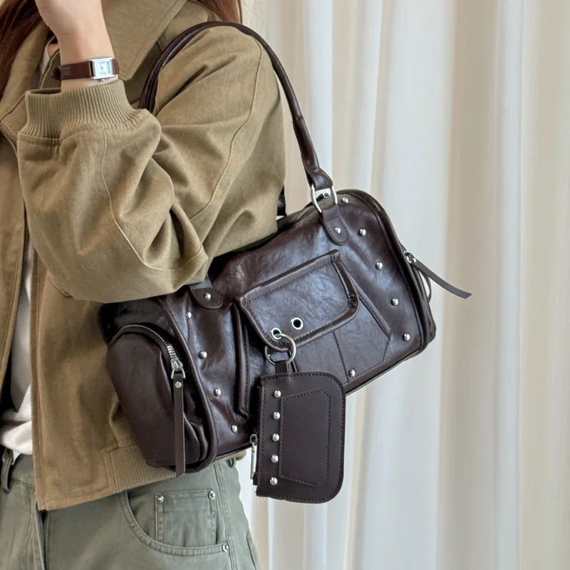 Fashion Studs Motorcycle Handbag Barrel Shaped Boston Casual Messenger Bags for Female Shoulder Bag Fashion Ladies Big Totes