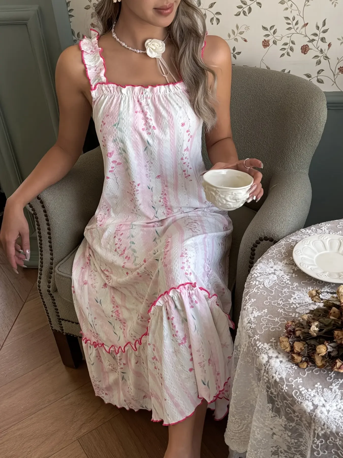 Women's Ditsy Floral Ruffle Nightdress, Slim-Fitting Casual, Soft Comfortable Fabric, Nightwear for All Seasons, Feminine Loungewear, Floral Print Nightdress