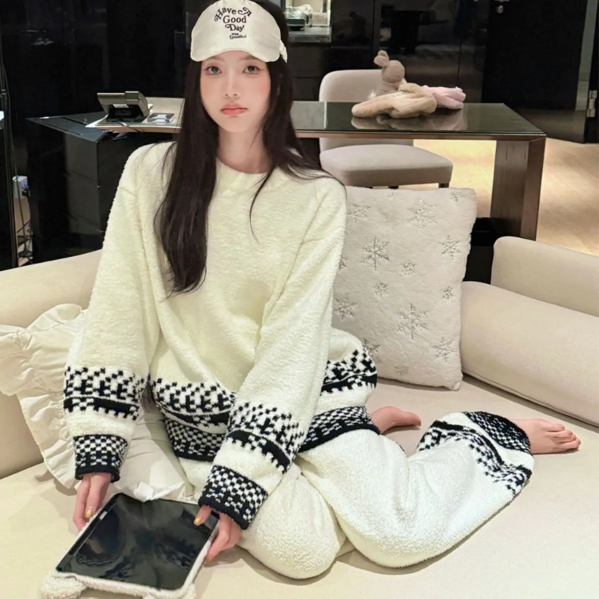 Lazy temperament, Korean niche semi flannel home clothes, plush thick pajamas for women, simple round neck, soft and fluffy