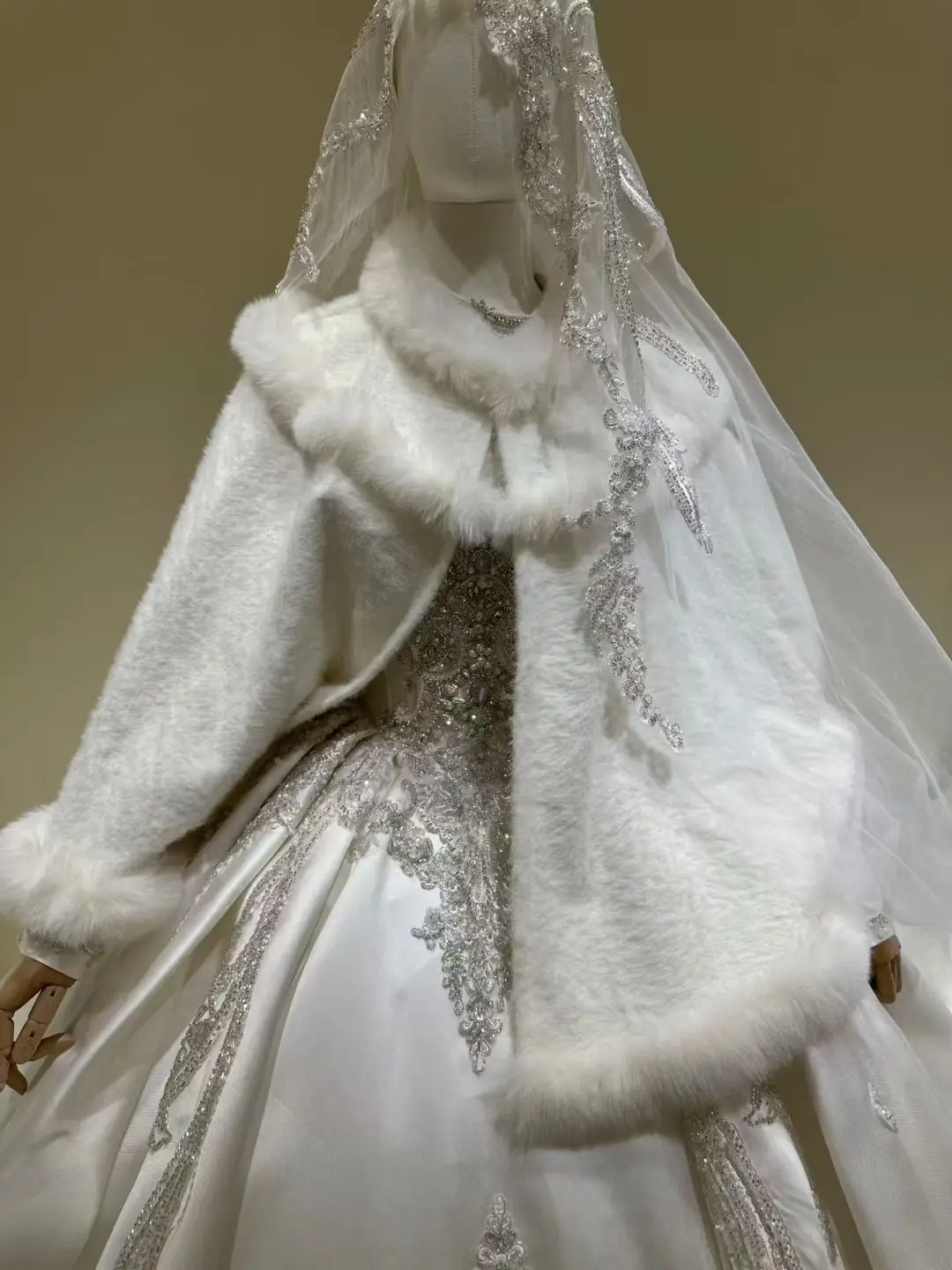 Luxury Faux Fur Bridal Shawl Winter Off White Wedding Cape with Fur Trim for Bride