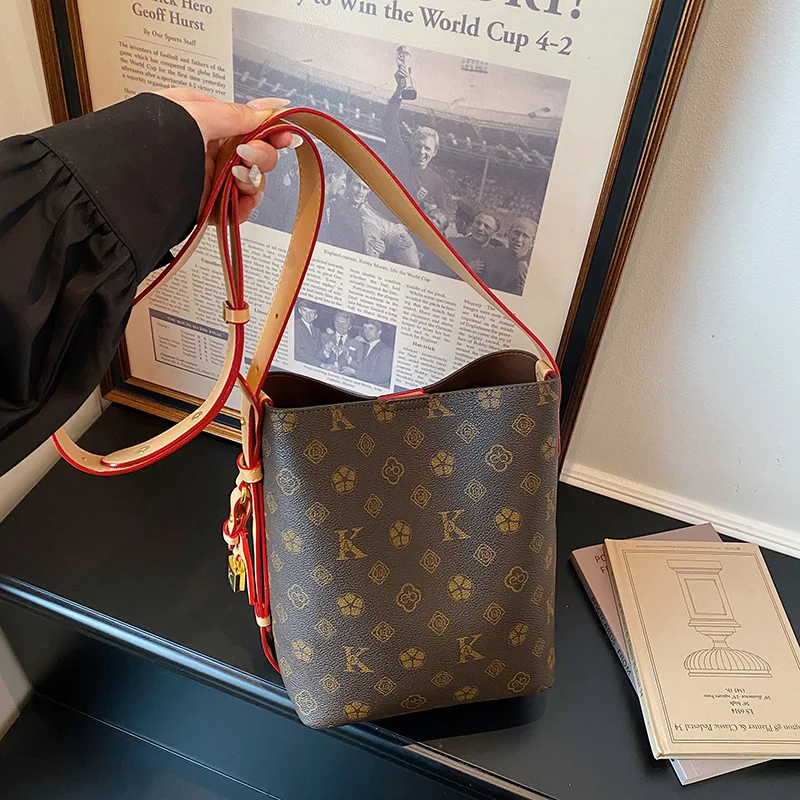 Trendy Design Diaper Bag for Women Large Capacity Vintage Floral Print Bucket Bag Ladies' Street Trend Commuter Crossbody Bag