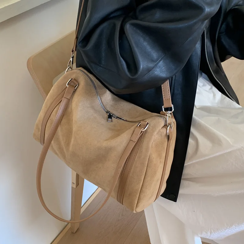 Messenger Bag Retro Shoulder Messenger Bag New Large Capacity Tote Bag New Work Commuter Armpit Bag
