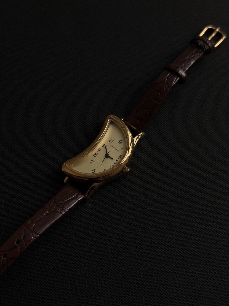 2026 New Minimalist Ladies Watch Creative Half Moon Digital Pointer Women's Quartz Watch Brown leather Female Clock Montre Femme