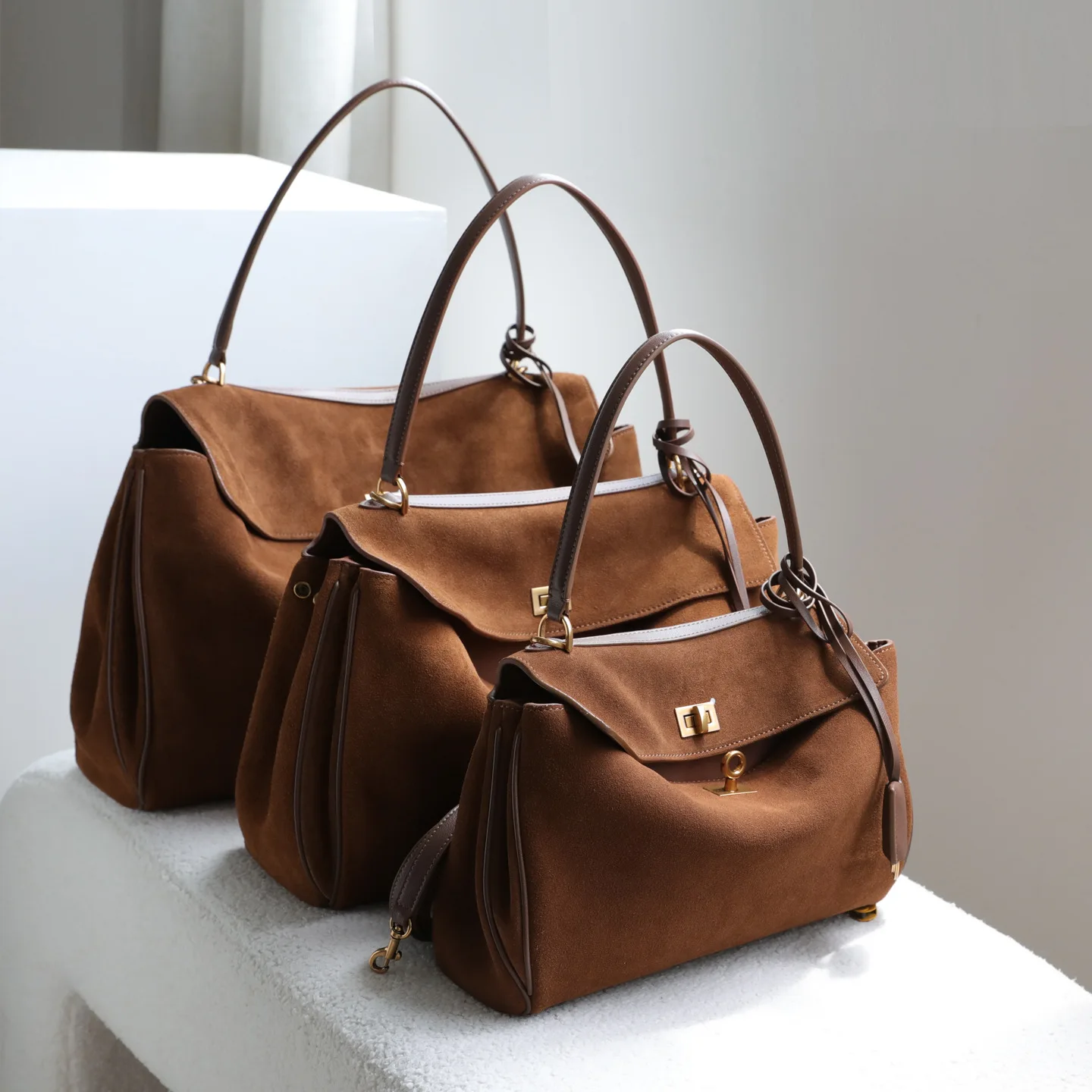 2026 Frosted Cowhide Large Capacity Handbag Retro Commuter Computer Bag Genuine Leather Lock Single Shoulder Messenger Bag
