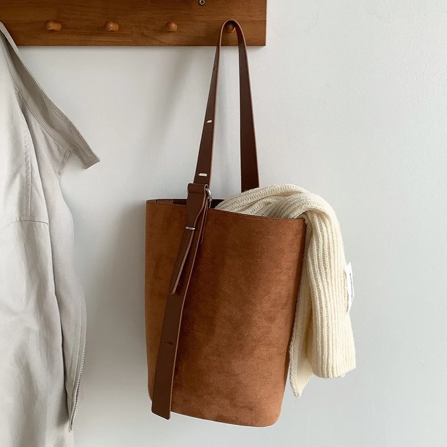 Korean Autumn Winter Large Capacity Tote Bag Women's New Style Single Shoulder Suede Bag round Cylinder Minimalist Commuter Buck