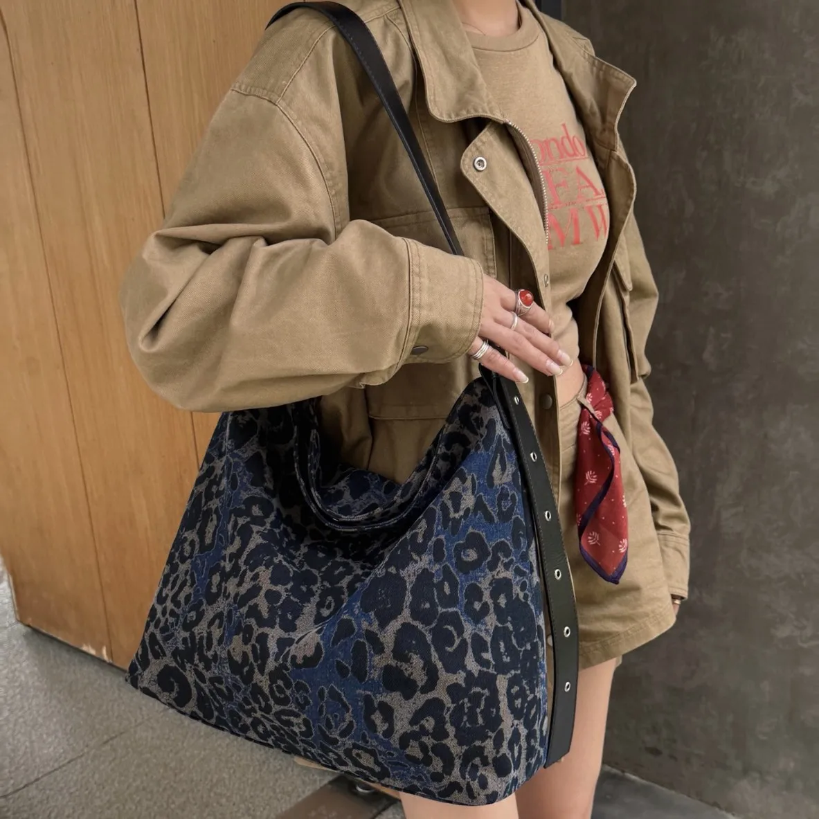 New  women's leopard print tote bag women's large-capacity soft bag commuter shoulder fashion versatile trend armpit bag